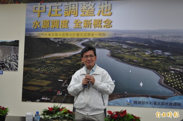 北區水資源局長江明郎宣布「阿姆坪防淤隧道工程」明年1月間將動土。（記者周敏鴻攝）