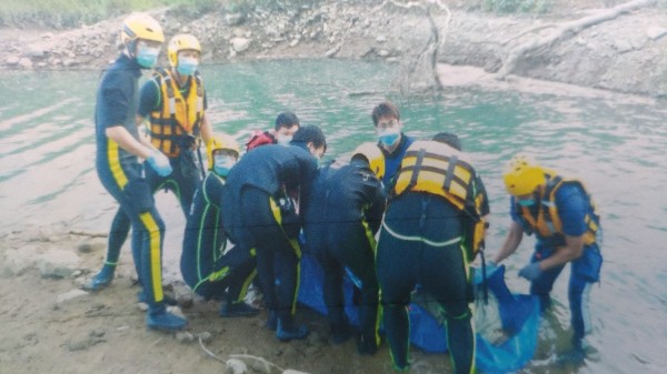 警方獲報後與警消一同打撈黃男遺體。(記者陳薏云翻攝)