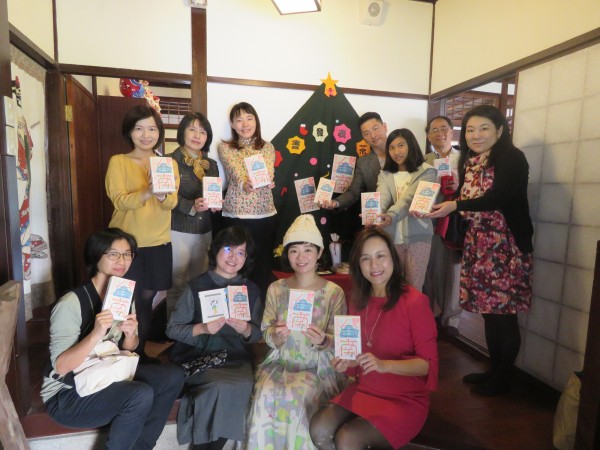 日本女插畫家佐佐木千繪（前排右2）在南市台日友好交流協會發表以台南為主題的旅遊插畫式導覽書《LOVE 台南》。（記者王俊忠翻攝）