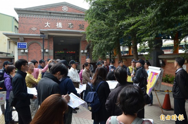 交通部高鐵局等相關單位進行台南捷運藍線第一期可行性研究現勘。(記者劉婉君攝)