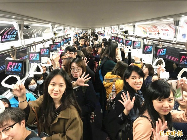 桃園機捷推出五月天彩繪直達列車,讓五迷們開心趕赴演唱會。(記者李容萍攝)