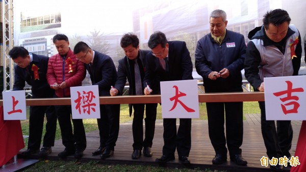桃園市龜山區文華國小幼兒園專科教室暨活動中心新建工程上樑典禮。(記者鄭淑婷攝)