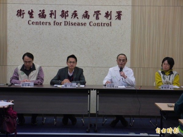 衛福部疾管署官員與輔仁大學醫學院小兒神經學教授洪焜隆（右2）說明腸病毒D68型資訊。（記者林惠琴攝）
