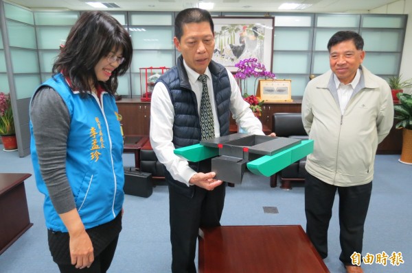 南投縣民陳志勇,向南投縣副縣長陳正昇(右)與教育處長李孟珍(左)介紹折疊組合船構造。(記者張協昇攝)