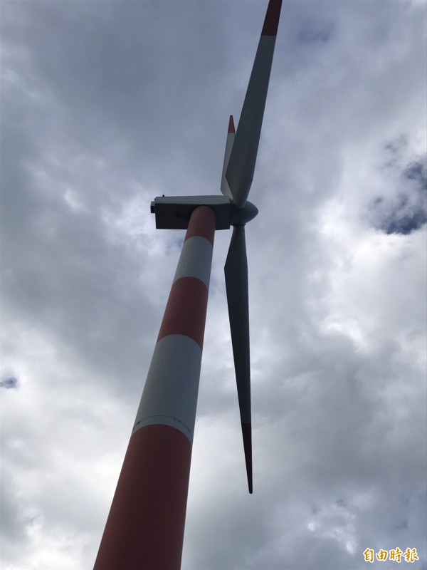 彰化鹿港鎮及福興鄉外海的海龍二號、三號離岸風電開發案，今天環評過關，要求施工船上必須至少有3名以上鯨豚觀測員，其中1人需為生態團體成員。圖為風力發電機示意圖。（資料照，記者楊綿傑攝）