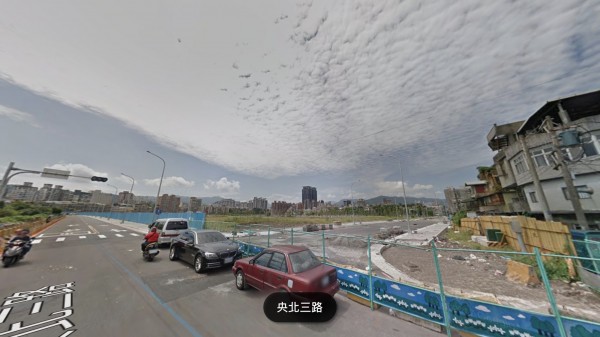 中央新村北側重劃區為明年最熱門推案重鎮，該重劃區面積約39.8公頃，具有水岸話題，吸引上市櫃如宏普、長虹、國泰與大陸建設等布局，目前每坪新案成交價格推估46至60萬元。（翻攝自Google地圖）