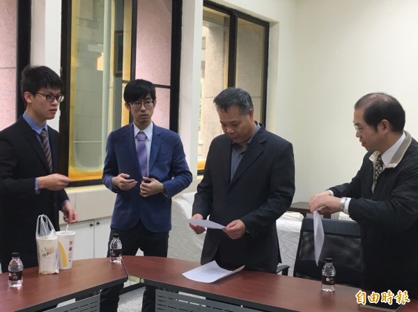 「律師考試改革學生陣線」向考選部表達抗議。(記者林彥彤攝)