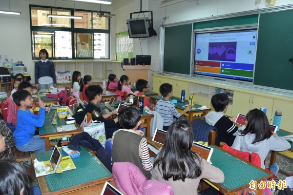 新竹縣十興國小等6所國中小學,建置示範性的智慧學習教室,引進大型觸控顯示器、行動平板載具等科技設備,希望透過多重體驗激刺教與學的創意,提高孩子的學習效能和樂趣。(記者廖雪茹攝)