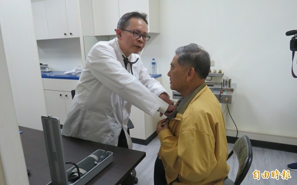 醫師王茂林（左）高唱「回鄉的我」，決定在將軍區將富里開設診所照護鄉親。（記者楊金城攝）