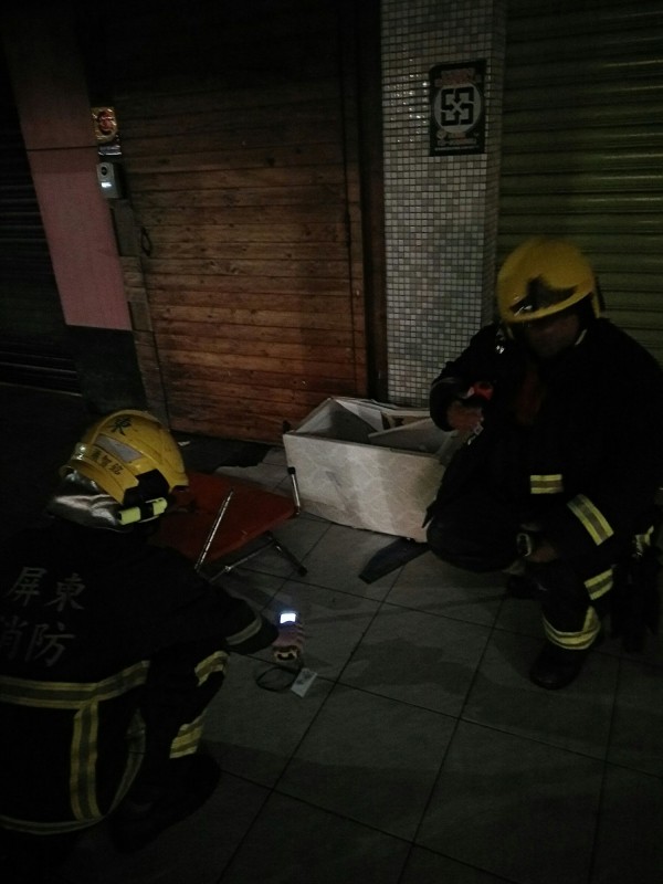 消防人員偵測現場瓦斯濃度。（記者葉永騫翻攝）