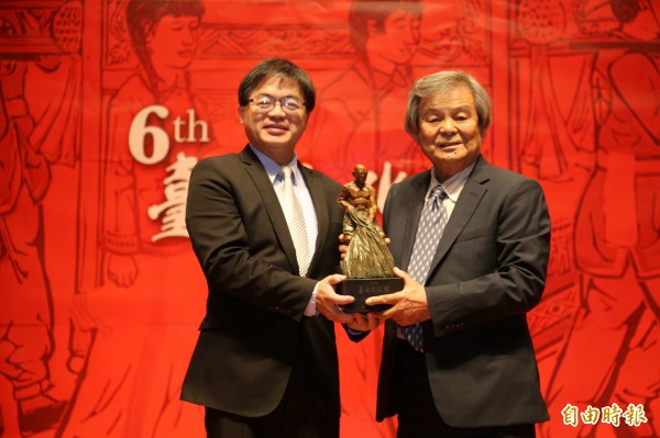 台南市代理市長李孟諺（左）頒發林智信（右）第6屆台南文化獎。（記者洪瑞琴攝）