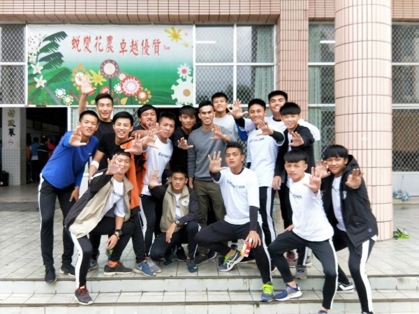 返回高中花蓮高農母校的國際足壇新秀陳浩瑋（中穿灰衣者），被足球隊學弟視為學習的好榜樣。（花農提供）
