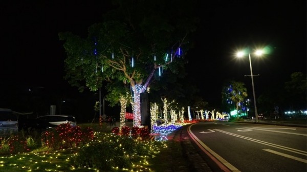 宜蘭縣政府從12月開始，在縣內各重要路口、轉運站及火車站布置燈飾。（宜蘭縣政府提供）