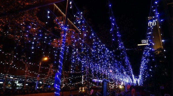 隨著春節及元宵節等傳統重要節慶的到來，宜蘭縣政府從12月開始，就在縣內各重要路口、轉運站及火車站布置燈飾，希望讓宜蘭「亮起來」。（宜蘭縣政府提供）