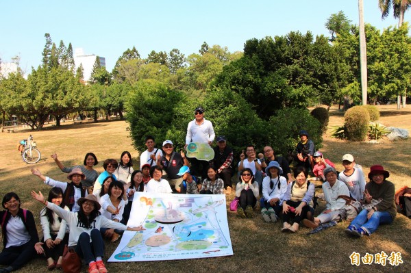 參與台南公園故事百講的社大師生與公民，共同製作生物視角的台南公園地圖，並寫下期許。（記者蔡文居攝）