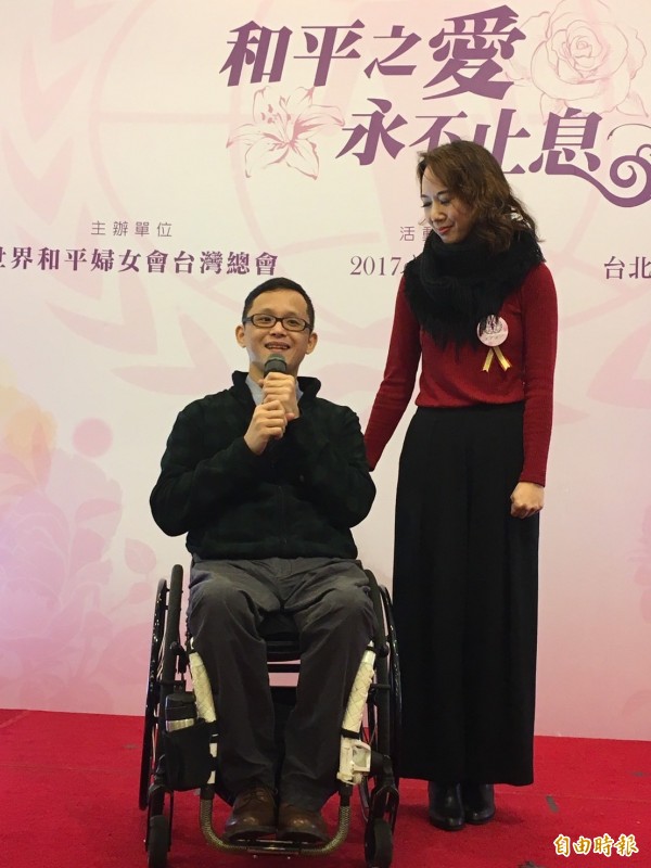 「鋼鐵人醫生」許超彥(左)及黃述忱(右)夫婦感謝彼此。(記者楊綿傑攝)
