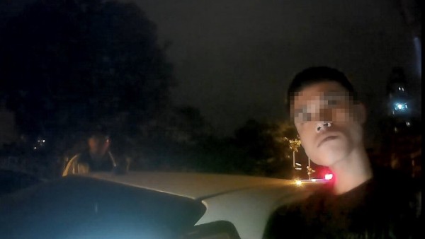 林男最後被帶回警所查出是通緝犯解送歸案。(記者許國楨翻攝)