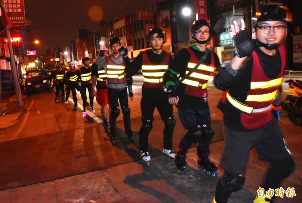 中原大學揪團夜行「溜」到總統府迎接2018年。(記者李容萍攝)