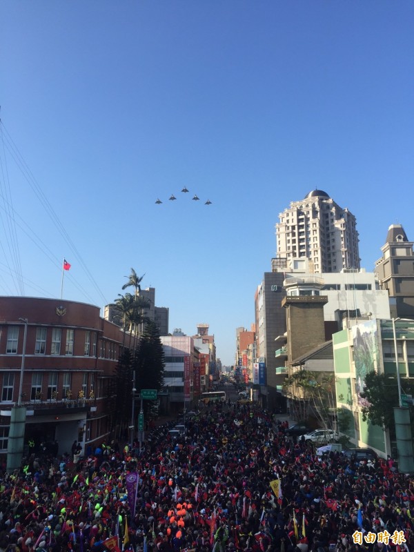 新竹市107年元旦升旗典禮上午7點半在市府前廣場舉行,今年首次有幻象戰機在天空衝天賀新年,讓在場民眾歡呼聲四起,一起迎接幸福的第一天。(記者洪美秀攝)