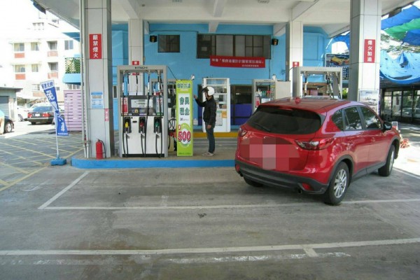 女車主以為車子被偷，其實是滑進加油站了。（記者鄭淑婷翻攝）