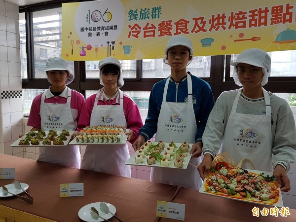 基隆市國中技藝教育課程餐旅群暨家政群今天舉辦成果展，圖為建德國中學生開心展示學習成果。（記者俞肇福攝）