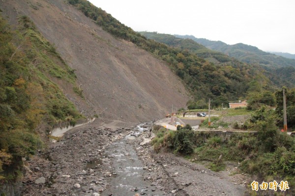 白石溪（中）右岸山頭的崩塌狀況已經改善，圖右民宿所在的控溪部落居民暫時可以不用再為落下的「飛石」而膽顫心驚。（記者黃美珠攝）