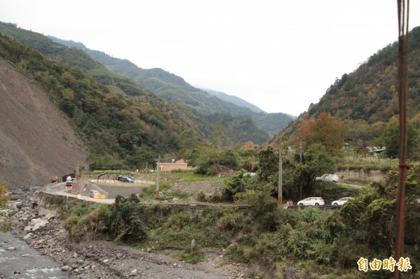 白石溪右岸山頭（圖左上）的崩塌狀況已有改善，圖右的控溪部落居民暫時可以不用再為落下的「飛石」而膽顫心驚、夜不成眠。（記者黃美珠攝）