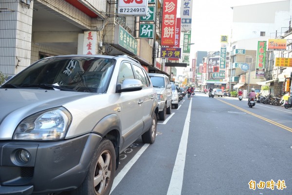 彰化市汽車路邊停車收費到今天滿一週年，市公所民調結果顯示，市民對這項措施滿意度高達8成5。（記者湯世名攝）