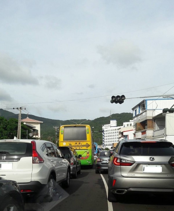 連假往返恆春半島的車潮有集中趨勢，導致單小時最高尖峰不減反增。（記者陳彥廷翻攝）