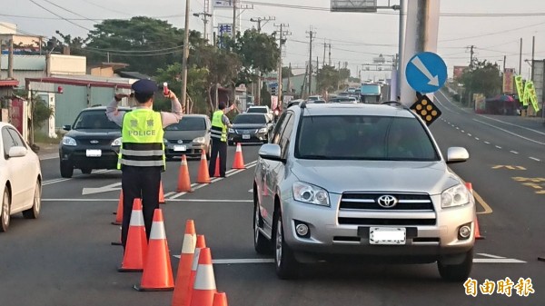 連假往返恆春半島的車潮有集中趨勢，導致單小時最高尖峰不減反增。（記者陳彥廷攝）