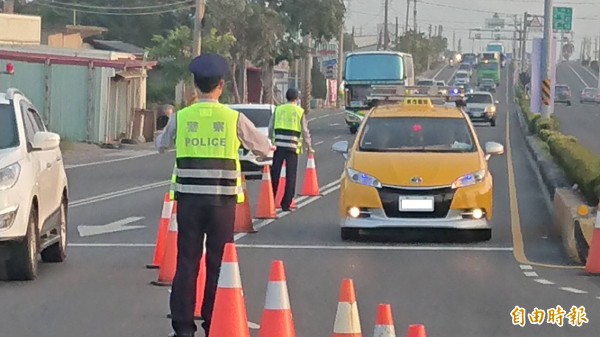 連假往返恆春半島的車潮有集中趨勢，導致單小時最高尖峰不減反增。（記者陳彥廷攝）