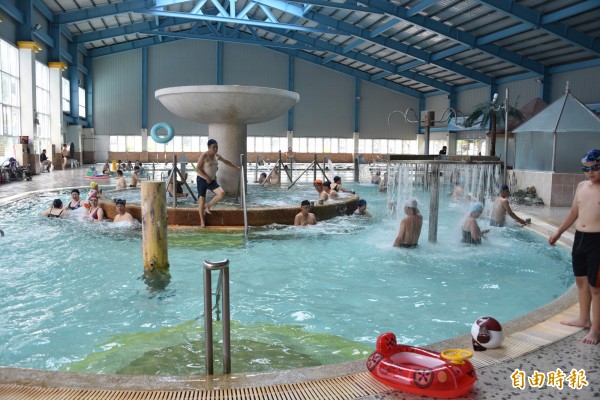 屏東市國民運動中心游泳池（資料照，記者葉永騫攝）