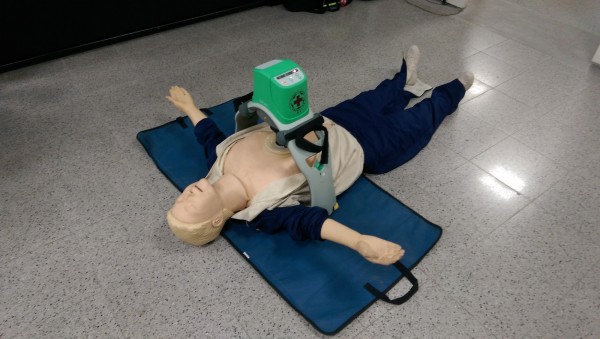 宜蘭縣政府消防局獲贈自動心肺復甦機。（記者簡惠茹翻攝）