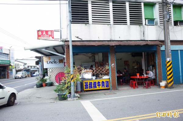 孫叔叔牛肉麵位於鳳林鎮林榮里,過去店門口就是台九線,過路客很多,周邊還有山產店、超商、加油站林立,但台九線改道後社區跟著沒落,孫叔叔則以特色帶骨牛肉麵,讓饕客心心念念,不遠千里也要光顧。(記者花孟璟攝) 孫叔叔牛肉麵位於鳳林鎮林榮里,過去店門口就是台九線,過路客很多,周邊還有山產店、超商、加油站林立,但台九線改道後社區跟著沒落,孫叔叔則以特色帶骨牛肉麵,讓饕客心心念念,不遠千里也要光顧。(記者花孟璟攝)