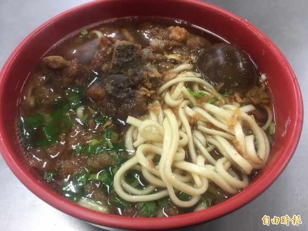 新橫街排骨麵的招牌排骨麵,滷蛋外加一顆15元。(記者歐素美攝)