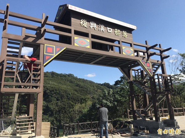 新溪口吊橋連接角板山與溪口部落。(記者李容萍攝)
