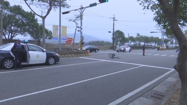 苗栗市經國路與育英街53巷路口，今天上午6點40多分，發生小客車與腳踏車騎士碰撞交通事故，腳踏車騎士送醫傷重不治。（記者彭健禮翻攝）