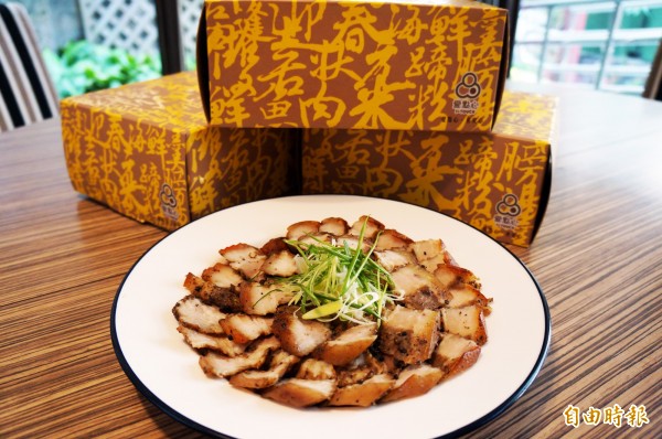 喜憨兒基金會推出岩燒客家豬肉。(記者張忠義攝)