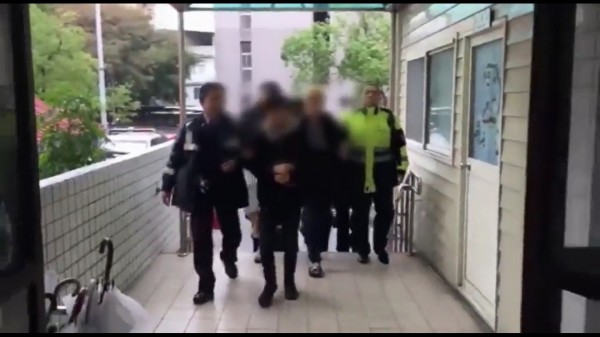 徐男與5名友人被警方帶回偵辦。備註：照片來源為新莊分局。（記者曾健銘翻攝）