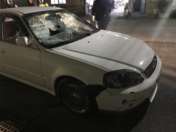 李男的小轎車遭砸，擋風玻璃破裂。（記者曾健銘翻攝）