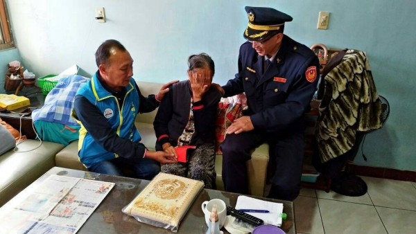 警方聯繫慈善團體救助，老阿嬤感動到掩面潸然淚下。（記者蘇福男翻攝）