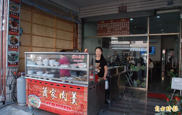 位於潮州鎮朝昇路的「蕭家肉羹」,老板娘蕭愛慈是第3代經營者。(記者李立法攝)