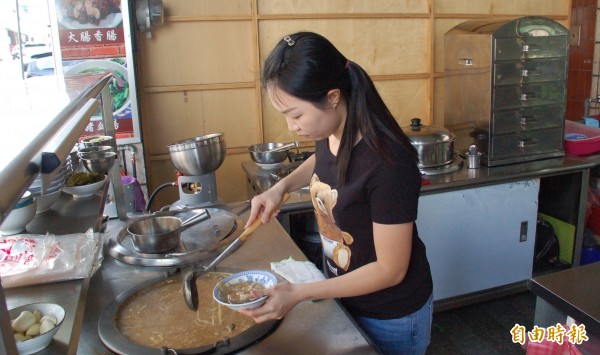 位於潮州鎮朝昇路的「蕭家肉羹」是從早期新山戲院老店延續而來,老板娘蕭愛慈是第3代經營者。(記者李立法攝)