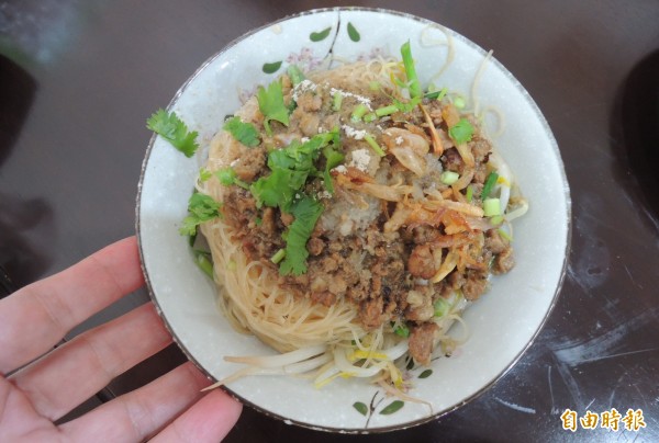 蕭家肉羹搭配炒米粉堪稱絕配。(記者李立法攝)