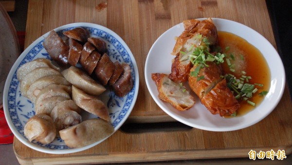 蕭家肉羹的小菜肉捲和大腸口感極佳,許多顧客上門吃肉羹時也都不忘點上一盤品嚐。(記者李立法攝)