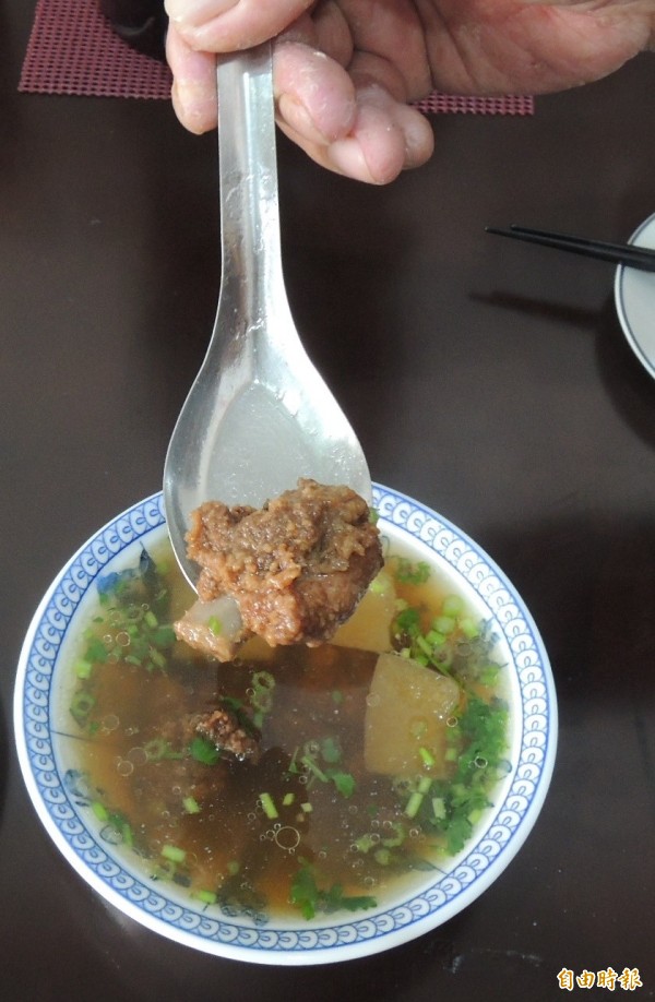 蕭家肉羹不僅肉羹好吃,排骨酥湯也別具風味。(記者李立法攝)