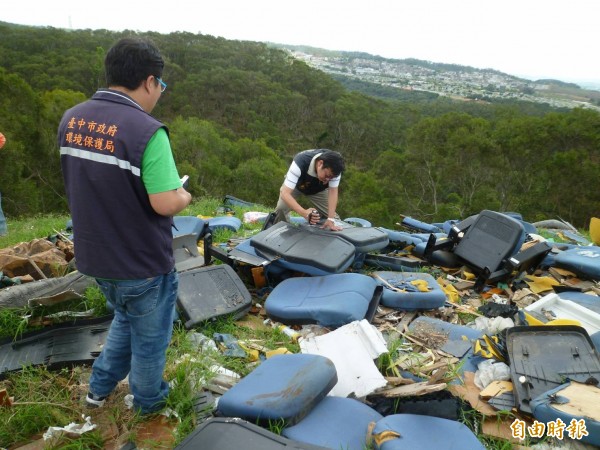 保七大隊及環保局在大肚山上發現虎科大大量廢棄物。（記者楊政郡攝）