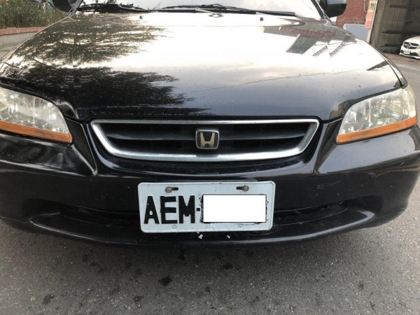 嫌犯以膠帶變造車牌號碼 ，英文字母L被以黑色膠帶改成E。（記者詹士弘翻攝）