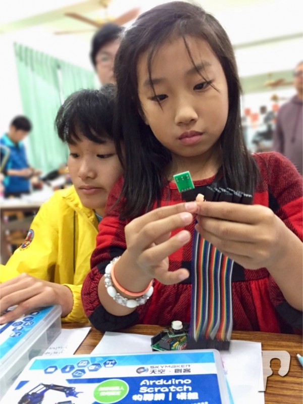 虎井國小在台北教育大學何慧瑩教授協助下，掀起3D學習熱潮。（虎井國小提供）