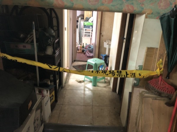 香港籍男子在租屋處燒炭身亡，警方拉起封鎖線調查。（記者曾健銘翻攝）